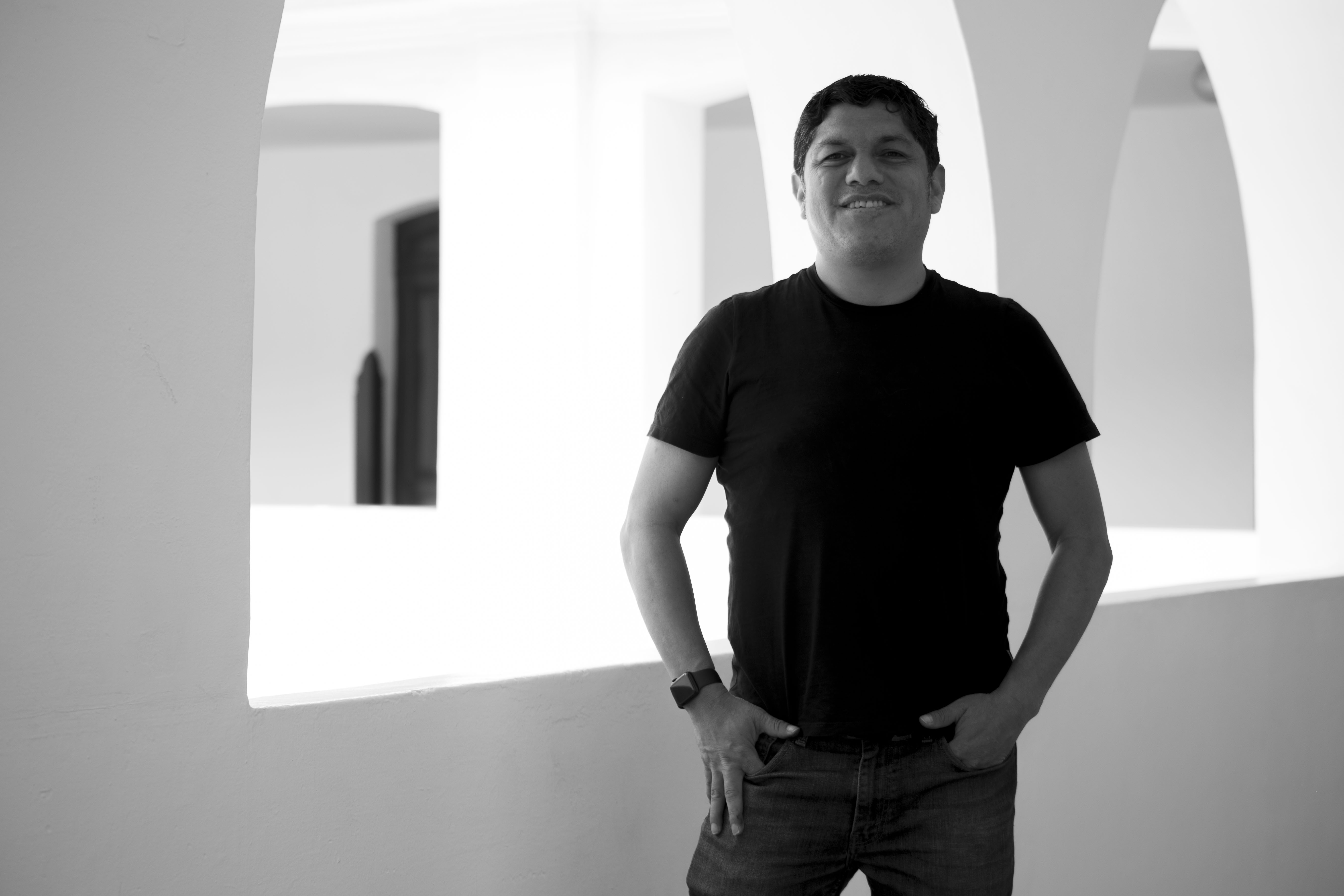 Santiago Morales Molina en un espacio arquitectónico, retrato en blanco y negro